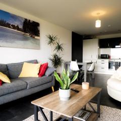 Peaceful 2-Bed Apartment with Balcony View - Close to Gloucester Road