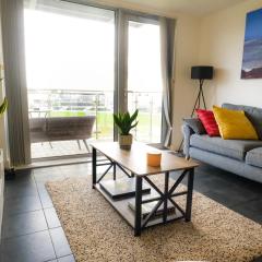 Modern 2-Bed City Apartment - King Bed - Free Parking