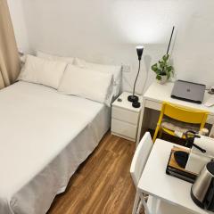 Habitacion sencilla en piso hogareño
