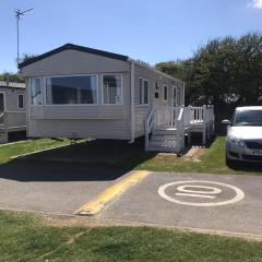 Dog Friendly 6 Berth Caravan With Decking Close To Pakefield Beach Ref 68106Cr