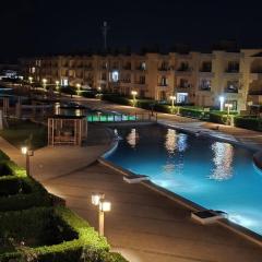 شاليه ارضي غرفتين و2 تواليت لاجولي العين السخنه عائلات فقط