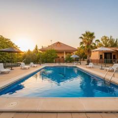 Stunning Villa - Infinity Pool & Mountain Views