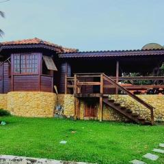 Casa de Madeira com piscina e churrasqueira