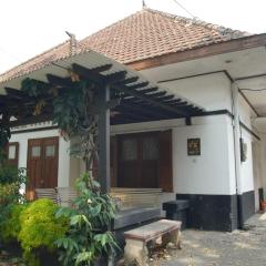 Loesje Guesthouse Syariah