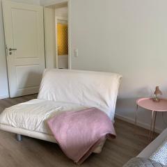 Erdgeschoss-Wohnung mit 2 Schlafzimmern, Balkon und Parkplatz
