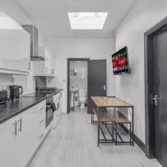 Stylish 2BR Apartment in Sheldon