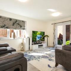 Pass the Keys Elegant Townhouse with Garden Wi-Fi Work Space