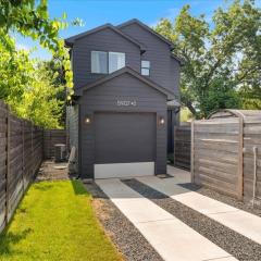 Modern Family Comfort 2BR 2 5BA Sleeps 6