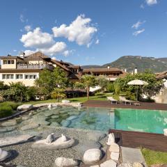 Kreuzwegerhof Nals Historischer Gutshof, Apartments zw Meran und Bozen Südtirol, Naturpool, zentrale Lage
