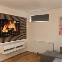 Luxury Flat - Prime Location - FREE PARKING - Next To Station