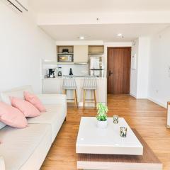 Steps from the Shopping del Sol!