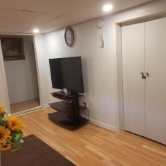 75 inch house with separate entrance and exit, one bedroom, one living room, private bathroom, there is a cute cat, a few minutes walk to many restaurants, 8 minutes drive to the big waterfall