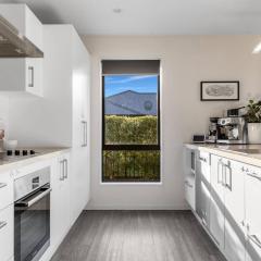 Queen Bed with Private Bath TV kitchen access and one Parking