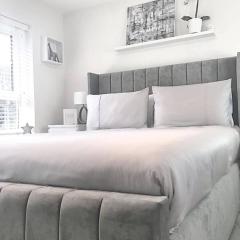 Elegant 3BR Home, City Centre, Free Parking