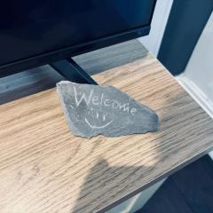 2BD, Ocean Terminal, Tram to Airport, Sleeps 4