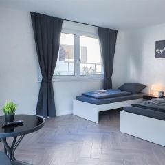 ALFA Stuttgart Doppelzimmer mit Teeküche und Terrasse Porsche Bosch l Gemeinschaftsbad WIFI SmartTV l Double room with kitchenette and terrace l shared bathroom BS21A5