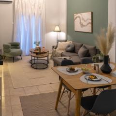 Central Chic Thessaloniki apartment with Balcony