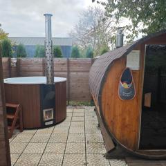 Pod orehom drvena kuća i sauna