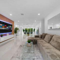 Luxury Villa Solara w Heated Pool Hot Tub BBQ