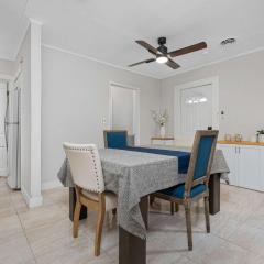 Vintage West Central Apt Walkable Free Parking!