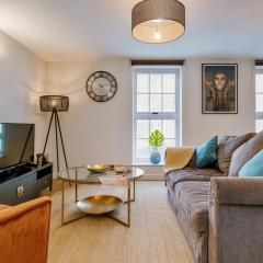 Central Windsor 2 Bed 2 Bath, FREE Parking 300m to Castle, Pet Friendly