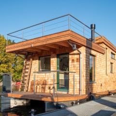 Uriges Tiny Hausboot mit Kamin im Winter auf der Dove Elbe