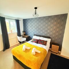 Stylish Townhouse in Rugby, sleeps up to 9!