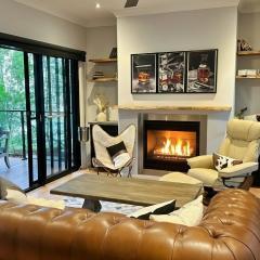 Lake Breeze - lakeside, bushland escape, with plunge pool