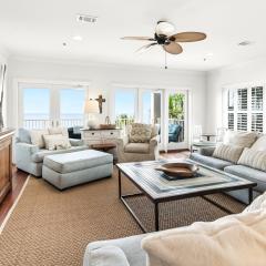 4 BR GULF Front Condo, Bikes, & Community Pool