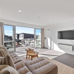 Chic City Apartment, Sleeps 7, Pool, Gym & 2 Parks
