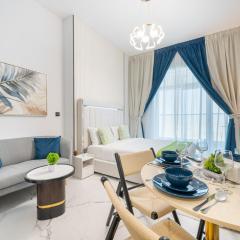 Bright studio oplaz by Danube Near Miracle Garden