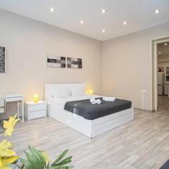 Wehost Apartment Near Liberty Square - by Wehost