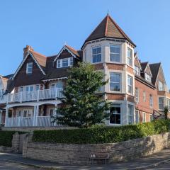 5 The Lookout - 2 bed apartment with parking, balcony & sea views