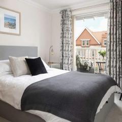 5 The Lookout - 2 bed apartment with parking, balcony & sea views