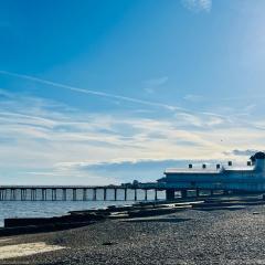 4-Bedroom House 5 mins to Beach & Parking