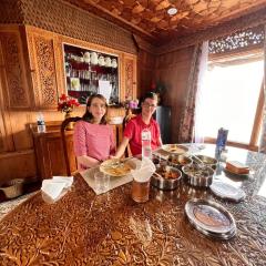 Luxury freedom group of houseboats