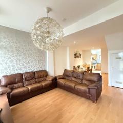 Muirhouse 2BR Apartment with Free Parking