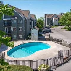Cozy Bear Condo - Prime location just minutes from Ober Mountain, downtown Gatlinburg