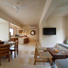 Stylish 3BR Penthouse Haven with Plunge Pool Private Rooftop Pool & Jungle Panorama