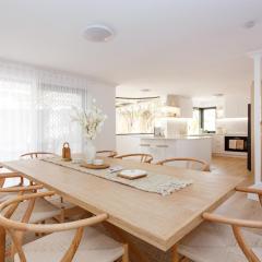 Scarborough Family Beachside Retreat - Walk to beach