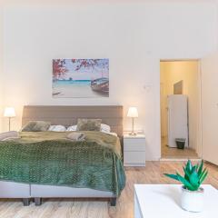 Comfy 2BR Apartment Very Central, 10 Min to Westbahnhof