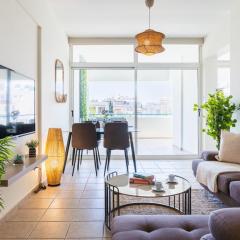 Yellow Canvas - 2-BR Apartment & Balcony in Larnaca