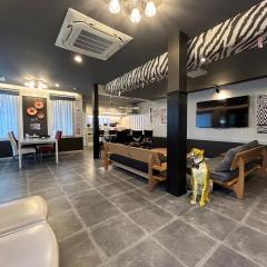 アフリカンラグジュアリースタイルの豪華客室 1棟貸切 バーベキュー 大人数対応 ファミーユ大室