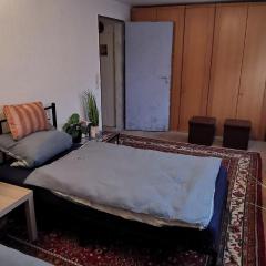4 Zimmer Ferienwohnung mit privater Küche, Bad und WC, mit Gratis Frühstück, Parkplätze und WiFi