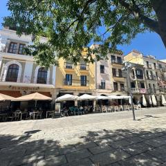 Lovely 2 bedrooms apartment main square Plasencia