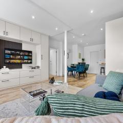 Contemporary 2BR Apt, Near Station, Free WIFI