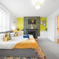The Golden Hideaway - Vibrant & Stylish Flat