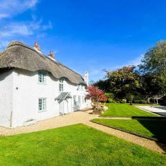April Cottage, luxurious accommodation for coast and forest with pool & hot tub