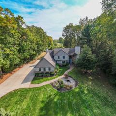 Off The Hook Spacious Home with Pool Firepit Large Yard