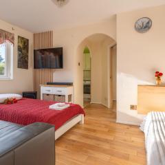 Modern 1BR Deptford Apartment Sleeps 4 Fast WiFi & Authentic London Charm